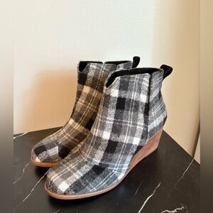 Toms Black and Gray Plaid Ankle Boots